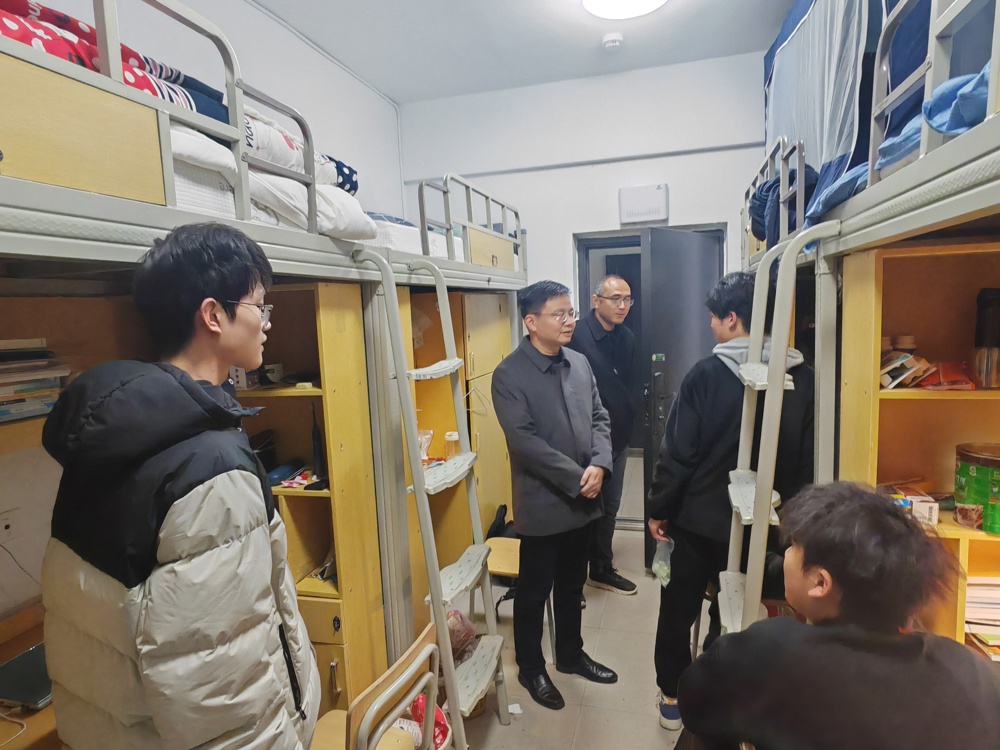 八叉书库
领导深入宿舍开展春季开学安全卫生检查并看望返校学生